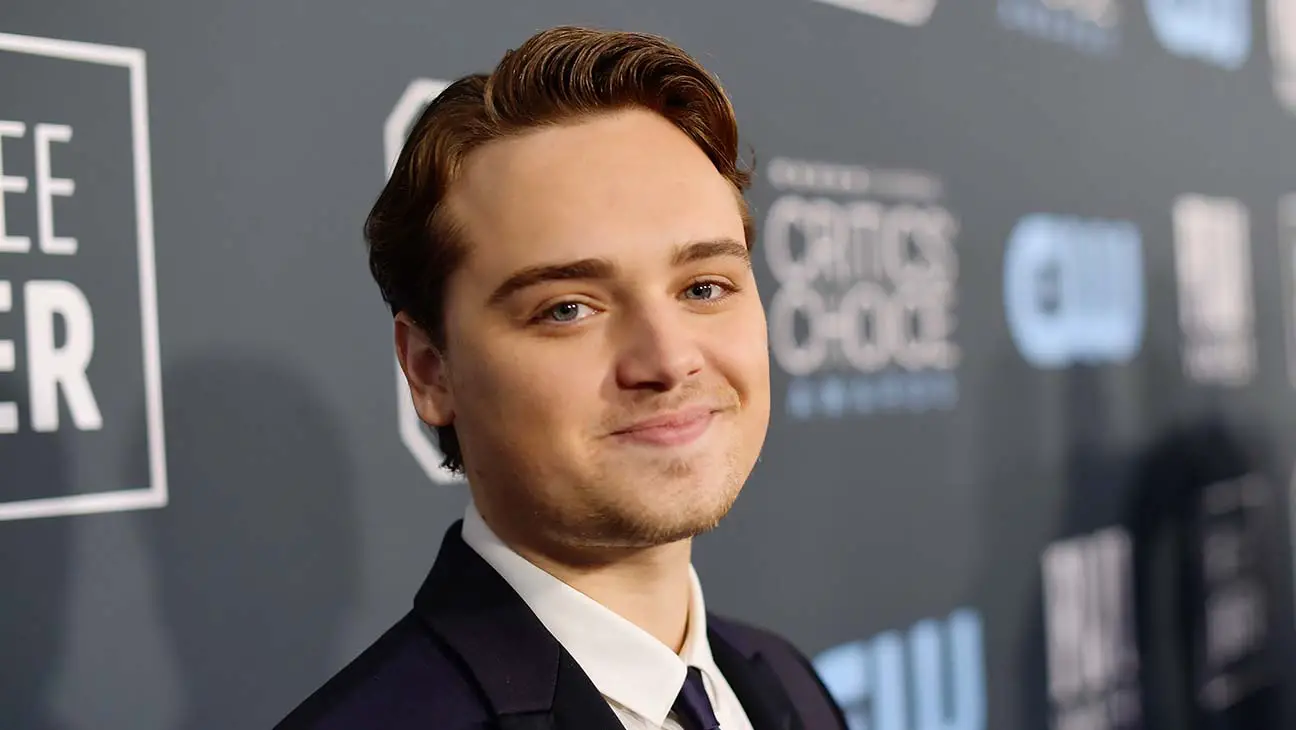 How tall is Dean Charles Chapman?